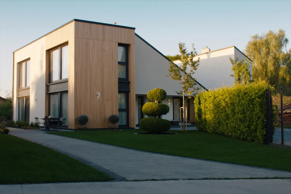 Modernes Einfamilienhaus mit Holzfassade und gepflegtem Garten