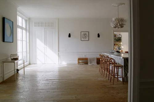 Helle sanierte Wohnung mit Holzdielen und Essbereich